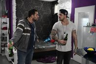 Alles oder Nichts – Rocko (Marc Barthel, r.) verdächtigt Birol (Walid Al-Atiyat, l.) das Geld gestohlen zu haben ...