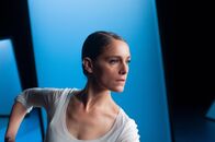 L'Opéra - Dancing in Paris – Zoé (Ariane Labed) lebt ihren Traum als Étoile der Opéra Garnier weiter. Sie ist sehr gefragt und steht als Haupttänzerin vieler Stücke häufig im Rampenlicht. Doch hinter den Kulissen bahnen sich düstere Zeiten für die Opéra Garnier an.