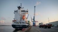 Im Angesicht des Sturms – Die MV Somers Isles wird in Bermuda vor der Abfahrt mit Fracht beladen, bevor der Hurrikan Humberto die Insel Bermuda erschüttert.
