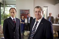 Inspector Barnaby – Major David Walsh (David Annen, l.), Liz Gerrard (Amanda Drew, 2.v.l.), Norman Swanscombe (Peter Egan, M.), DCI Tom Barnaby (John Nettles, 2.v.r.) und Clifford Bunting (Alistair Petrie, r.).