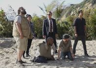 Scorpion – Warten verzweifelt auf Rettung, als die Stimmung zwischen den Gestrandeten immer angespannter wird: (v.l.n.r.) Sylvester (Ari Stidham), Happy (Jadyn Wong), Scotty (Rockmond Dunbar), Cabe (Robert Patrick), Toby (Eddie Kaye Thomas) und Walter (Elyes Gabel) ...