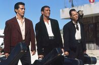 Desperado – Die Mariachis (Albert Michel Jr. l., Antonio Banderas M. und Carlos Gallardo, r.) locken Buchos Männer in einen Hinterhalt, indem sie sich ihnen in den Weg stellen.