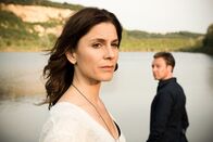 In Wahrheit – Den See, an dem Marlon ermordet wurde, kennt Judith (Christina Hecke) noch aus ihrer Kindheit. Freddy (Robin Sondermann) erfährt endlich mehr über seine Kollegin.