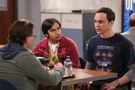 The Big Bang Theory – Während Raj (Kunal Nayyar, M.) auf Wolke Sieben schwebt, muss sich Sheldon (Jim Parsons, r.) mit einer unsicheren Zukunft auseinandersetzen und klagt Leonard (Johnny Galecki, l.), Howard und Raj sein Leid ...