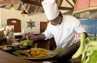 Küchen der Welt – Chefkoch Neeraj Pyaneeandee bereitet zusammen mit Chefkoch Rayapen Gassen (nicht im Bild) Fisch-Vindaye zu.