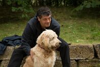 Safe – Therapeut Tom (Carlo Ljubek) nutzt eine Pause zwischen seinen Sitzungen, um mit seinem Hund Casanova in den Garten zu gehen.