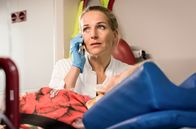 Praxis mit Meerblick – Nora (Tanja Wedhorn) sitzt im Krankenwagen und begleitet eine Patientin (Dagmar Laurens) auf dem Weg ins Krankenhaus.