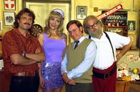 MA 2412 – L-R: Herr Weber (Alfred Dorfer), Frau Knackal (Monica Weinzettl), Ingenieur Breitfuß (Roland Düringer), Herr Claus (Karl Ferdinand Kratz)