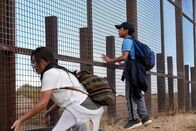 3satThementag: Happy Birthday, USA: The Marksman - Der Scharfschütze – Rosa (Teresa Ruiz) hat das Loch im Grenzzaun gefunden, durch das sie mit Sohn Miguel (Jacob Perez) in die USA schlüpfen will.