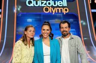 Quizduell - Olymp – Moderatorin Esther Sedlaczek (M.) mit den Kandidaten des Teams "TVPAAR": Jessica Ginkel (l.) und Daniel Fehlow (r.)