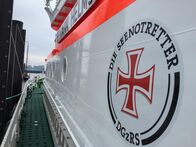 Seenotretter – Die Schiffe der DGzRS sind Spezialanfertigungen: hochmotorisiert und für den stärksten Seegang gebaut. Die Boote können durchkentern, d.h. sich im Wasser überschlagen, und sind dennoch weiter seetüchtig.