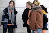 Sanfter Mann sucht Frau – Annette (Alice Taglioni, li.) träumt von einem neuen Leben, weit weg von ihrem gewalttätigen Exfreund. Auch ihre Kolleginnen aus dem Supermarkt wird sie nicht vermissen.