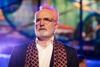 Perfect Harmony – Arthur Cochran (Bradley Whitford)