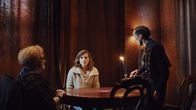 Tabula Rasa – Mie D'Haeze (Veerle Baetens, M.) engagiert das Medium Edith Lagrange (Viviane de Muynck, l.), um herauszufinden, welches dunkle Geheimnis das Haus ihres Großvaters verbirgt.