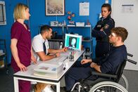 Bettys Diagnose – Mia Kunze (Antonia Döring, l.), Dr. Tarik Sahin (Nicolas Fethi Türksever, 2.v.l.), Olivia Wilcke (Lotte Becker, 2.v.r.), Justin Holl (Brian Rosenkranz, r.)