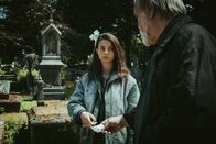 Die Düsteren – Soma (Lisa-Marie Koroll, l.) erhält unerwartete Hilfe von dem geheimnisvollen Leuchtturmwärter Tandrup (Andreas Leupold, r.), der eine Wahrheit enthüllt, die alles verändert.