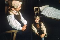 Waldheimat – Verwundert hört die Ahndl auf Peters seltsames Gebet. Herta Böhm (Ahndl), Harald Gauster (Peter).