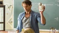 Der Lehrer – Stefan (Hendrik Duryn) im Chemieunterricht.
