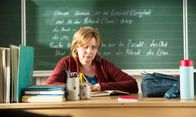 Frau Müller muss weg – Spielt nicht nach den Regeln der erregten Elternvertreter: Klassenlehrerin Frau Müller (Gabriela Maria Schmeide) ...