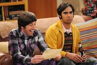 The Big Bang Theory – Was ist nur mit Rajesh (Kunal Nayyar, r.) und Howard (Simon Helberg, l.) los?