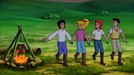 Bibi und Tina – v.r.) und Alex (r.) einen ungarischen Volkstanz bei.
