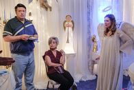 Young Sheldon – (v.li.) Lance Barber (George Cooper Sr.), Annie Potts (Constance 'Meemaw' Tucker), Zoe Perry (Mary Cooper).