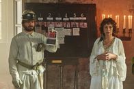 Heldt – Die "Sagenjäger" Michael Kuhn (Daniel Christensen, l.) und Silke Fuchs alias "Veleda" (Teresa Harder, r.) sind sich uneins, wer im Wettstreit um den Vorsitz der Stiftung der Sagenjäger am höchsten punkten konnte.