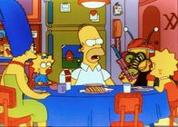 Die Simpsons – Homer (Mi.) ist empört, weil seine Familie sich über seine "Alien-Geschichte" auch noch lustig macht.