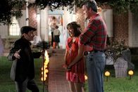 The Middle – Während Bob (Chris Kattan, l.) und Frankie (Patricia Heaton, M.) mit Herzblut beim Verkleiden dabei sind, spielt Mike (Neil Flynn, r.) die Spaßbremse ...