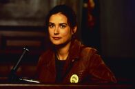 Nicht schuldig – Annie Laird (Demi Moore) muss die Geschworenenjury zu einem Freispruch für den Mafiaboss Louie Boffano überreden.