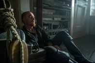 Black Sails – Irren seit zwölf Tagen auf hoher See umher. Die Trinkwasser- und Essensvorräte an Bord werden knapp, doch es ist weiterhin kein Land in Sicht: Captain Flint (Toby Stephens) und seine Mannschaft ...