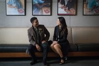 Elementary – Als ein College mit einem zweifelhaften Ruf in Zusammenhang mit zwei Morden gebracht wird, statten Bell (Jon Michael Hill, l.), Watson (Lucy Liu, r.) und Holmes der Universität einen Besuch ab ...