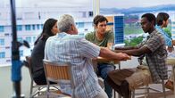 StartUp – L-R: Izzy Morales (Otmara Marrero), Wes Chandler (Ron Perlman), Nick Talman (Adam Brody) und Ronald Dacey (Edi Gathegi)