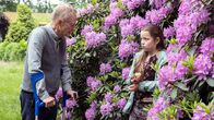 Nord bei Nordwest – Dirk Christiansen (Jens Weisser) findet Mila (Maggie Valentina Salomon) in seinem Garten