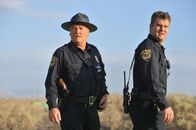 Meteoriten - Apokalypse aus dem All – Sheriff Crowe (Stacy Keach,l.) hat alle Hände voll zu tun, damit in seinem Dorf keine Panik ausbricht und nicht geplündert wird.