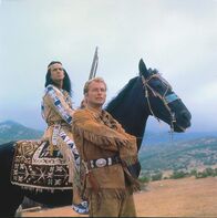 Winnetou 2 – Die Blutsbrüder Winnetou (Pierre Brice, l.) und Old Shatterhand (Lex Barker, r.) stellen sich einem neuen Abenteuer.