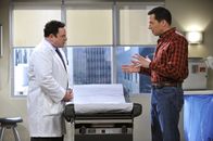 Two and a Half Men – Alan (Jon Cryer, r.) erfährt von seinem Arzt (Jason Alexander, l.), dass er völlig gesund ist. Um die Zuwendung nicht zu verlieren, beschließt er, eine schwere Herzerkrankung vorzutäuschen ...