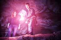 Under the Dome – Noch ahnen weder Julia (Rachelle LeFevre, l.) noch Barbie (Mike Vogel, r.), was sie in den Tiefen des Tunnels entdecken werden ...