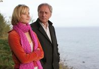 Frischer Wind – An der Ostsee lernt Kurt Tobaben (Günther Maria Halmer) die junge Serviererin Luzy Ditten (Teresa Weißbach) kennen.