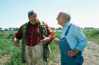 Löwenzahn Classics – Auf der Suche nach der Geruchsbelästigung hat Peter Lustigs (Peter Lustig, r.) Nachbar Paschulke (Helmut Krauss, l.) eine volle Ladung Gülle getroffen.