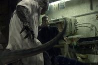 The Amazing Spider-Man – Als Echse verwandelt, will Dr. Curt Connors (Rhys Ifans, l.) alle Menschen (Irrfan Khan, r.) mit seiner Echsen-DNA beglücken. Kann Peter dies verhindern?