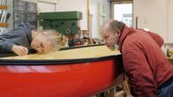 7 Tage ... – Jürgen und Redakteurin Lisa Muckelberg begutachten in der Marburger Bootswerft ein von Jürgen restauriertes Boot. Die vom Jobcenter verordnete Maßnahme soll helfen Langzeitarbeitslose wieder in den Arbeitsmarkt zu integrieren.