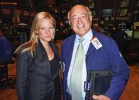 unterwegs – Moderatorin Andrea Jansen mit Broker Ted Weisberg