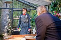 Sturm der Liebe – Christoph (Dieter Bach, r.) hofft, mit seinen ehrlichen Worten Eleni (Dorothée Neff, l.) zu erreichen.