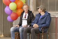 Bless This Mess – Rudy (Ed Begley jr., l.); Mike (Dax Shepard, r.)
