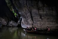 Gordon Ramsay: Kulinarische Abenteuer – West Sumatra, Indonesia - Food writer, Ade Putri Paramadita (L), and Gordon Ramsay fish for freshwater prawn in a cave in West Sumatra. (Credit: National Geographic/Ed Wray)