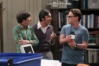 The Big Bang Theory – Während Leonard (Johnny Galecki, r.), Howard (Simon Helberg, l.) und Raj (Kunal Nayyar, M.) in den Unterlagen eines verstorbenen Professors nach nützlichen Forschungsergebnissen suchen, verabschiedet sich Sheldon schweren Herzens von "Spaß mit Flaggen" ...
