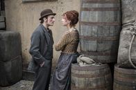 Ripper Street – Evelyn Foley (Charlie Murphy) wird vor dem Pub in Whitechapel, in dem sie als Kellnerin arbeitet, von Michael Donovan (Martin McCann) bedrängt.