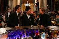 How I Met Your Mother – Frauenversteher Barney (Neil Patrick Harris, r.) hat wie immer einen Rat für seine Freunde Ted (Josh Radnor, M.) und Marshall (Jason Segel, r.) bereit ...