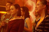 Gilmore Girls – Rory (Alexis Bledel, l.) und Paris (Liza Weil, r.) wollen dem scheinbar endlosen Winter entfliehen und fliegen zum Springbreak nach Florida. Doch schließlich müssen sie sich eingestehen, dass sie für das ganze Feiern einfach nicht gemacht sind ...